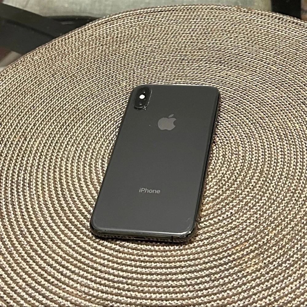 - iPhone XS 64 GB AT&T color black